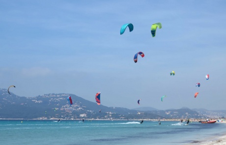 Multitude d’ailes de kite surf sur la plage de l'Almanarre à Hyères (France)